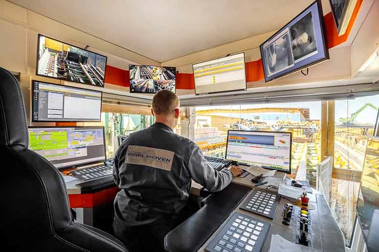 Mitarbeiter neuer Rundholzplatz