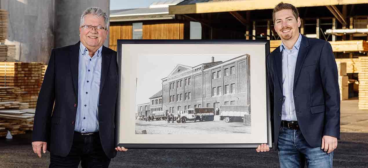 Geschäftsführer mit historischem Foto